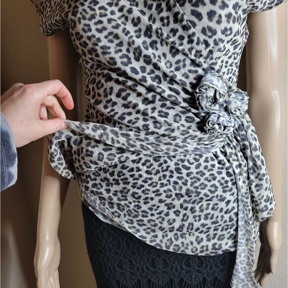 Cache Beautiful Asymmetric animal print blouse. - Picture 10 of 14